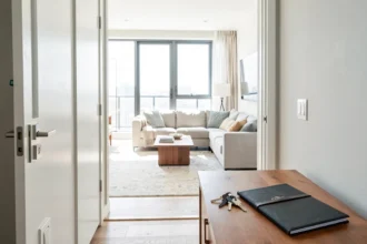 Entrée d'un appartement lumineux avec des clés et un dossier