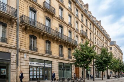 Façade haussmannienne avec affichage de prix immobiliers dans le quartier Part-Dieu à Lyon