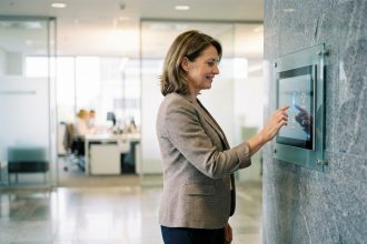 Femme d affaires en réunion dans un bureau moderne